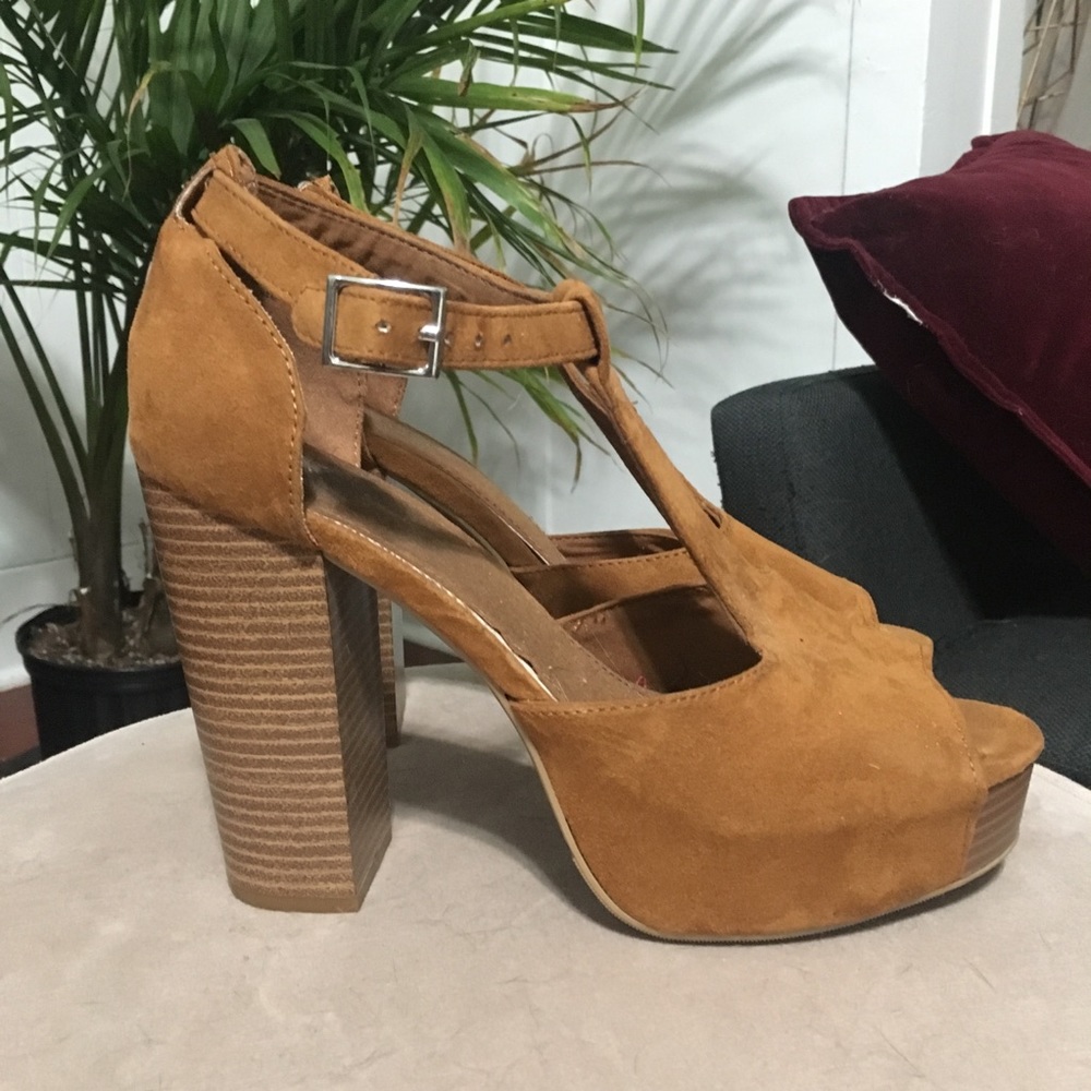 Funky 70’s style camel brown suede chunky heels